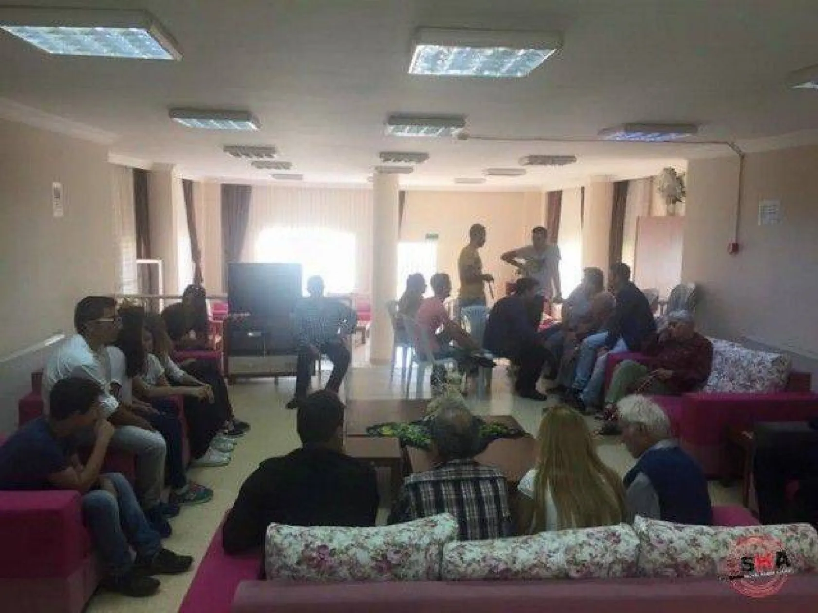 CHP'li gençlerden huzur evine bayram ziyareti