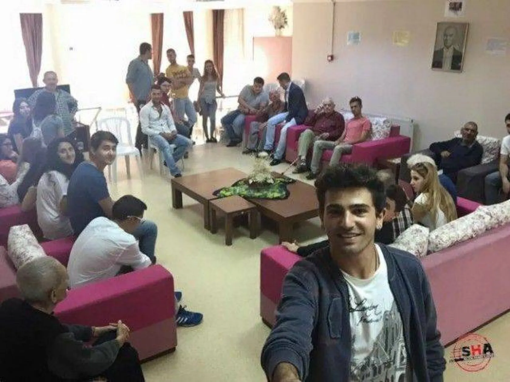 CHP'li gençlerden huzur evine bayram ziyareti