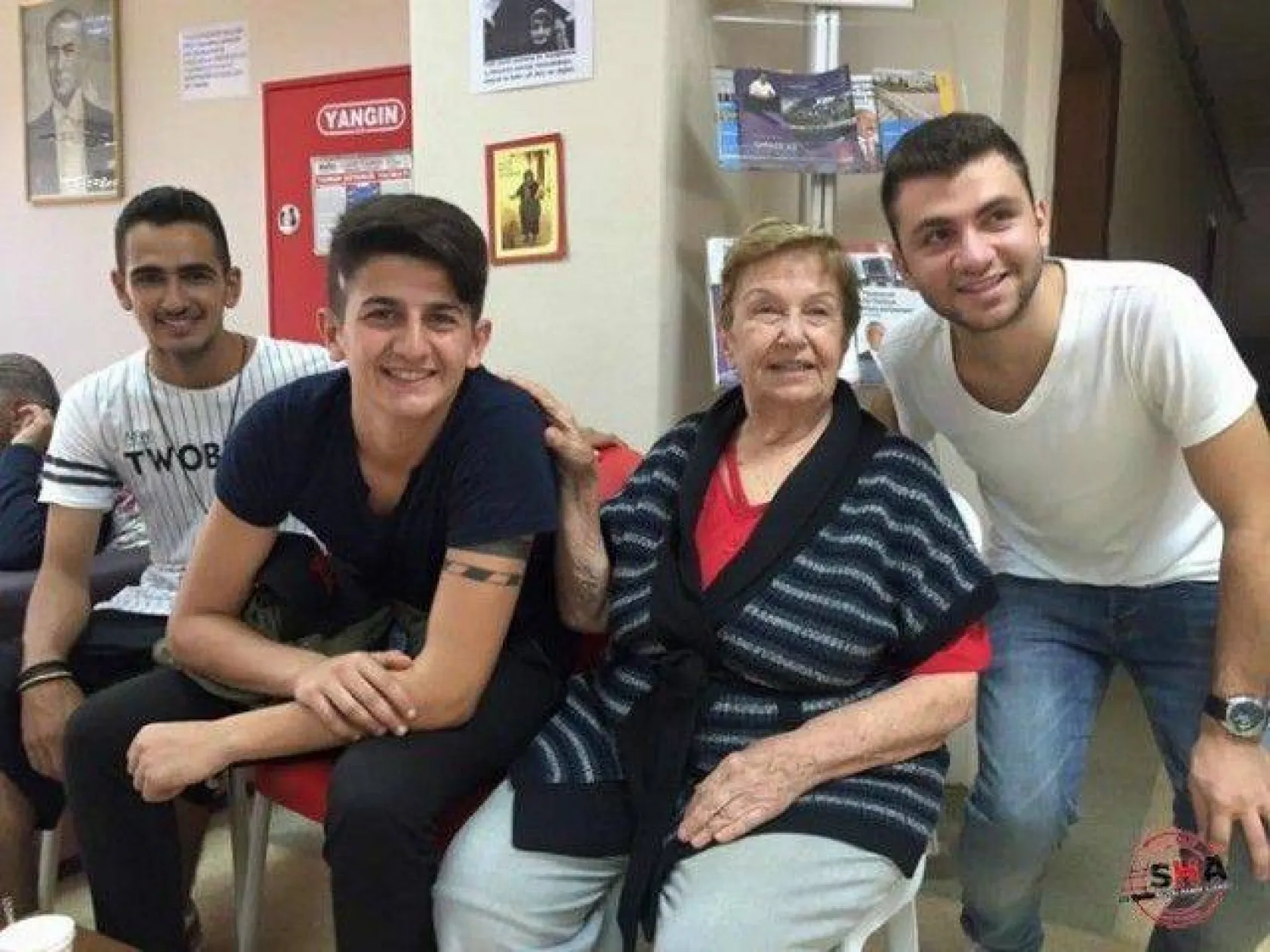 CHP'li gençlerden huzur evine bayram ziyareti