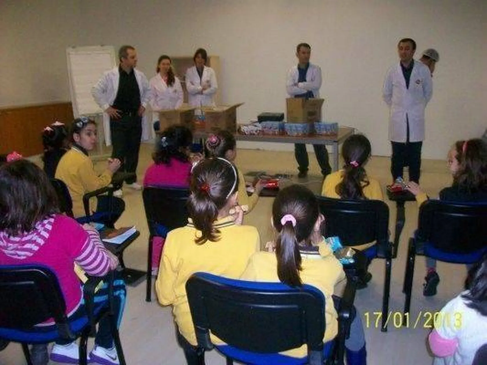 Çikolatalı kek yapımını yerinde gördüler