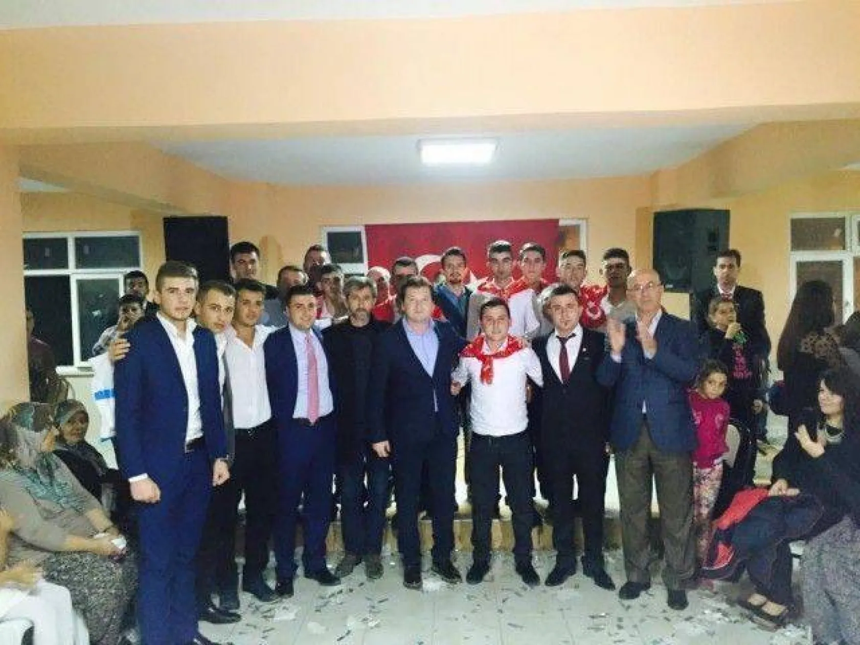 CHP'li gençler asker geceleri ziyaretlerini sürdürüyor