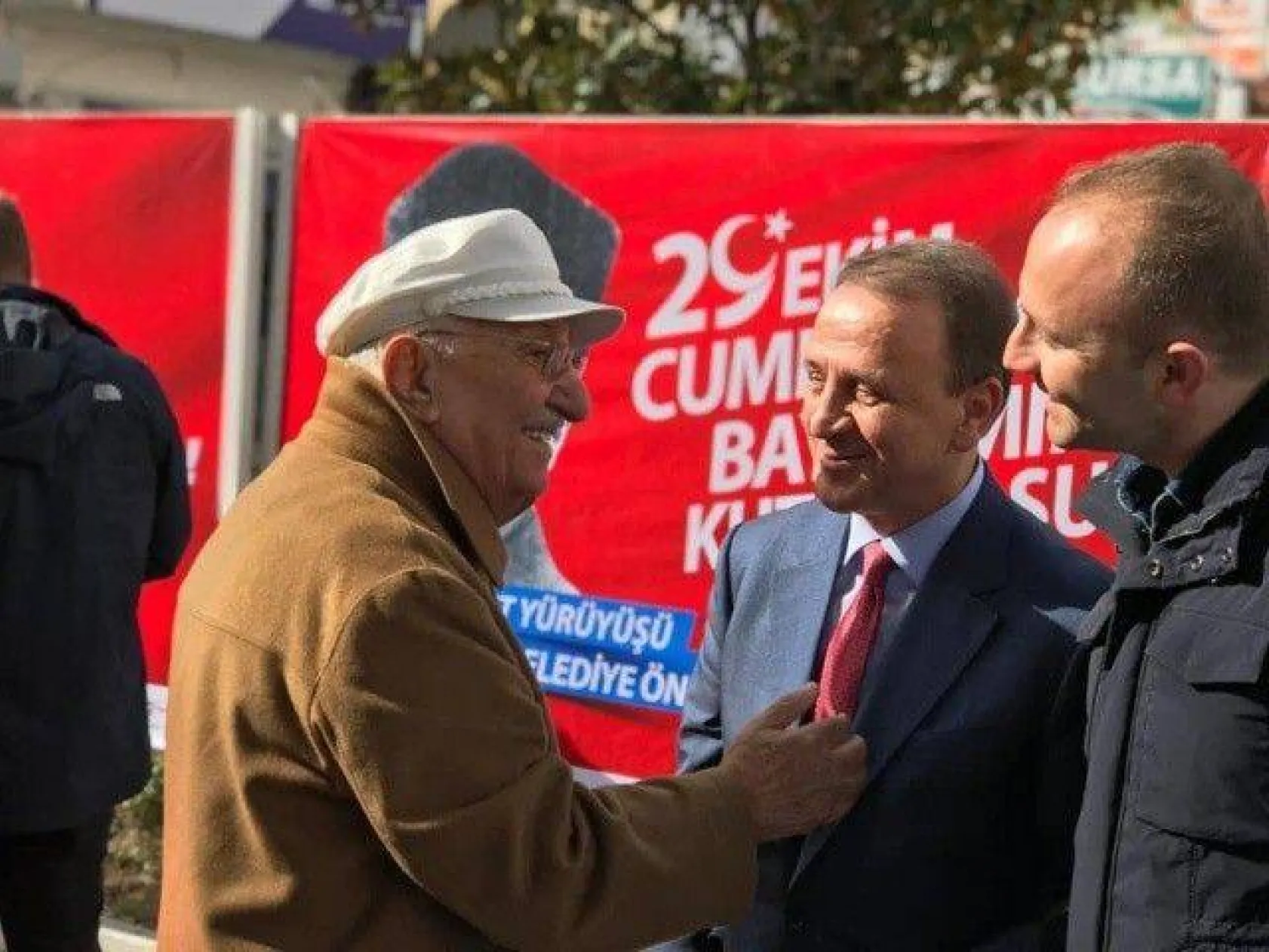 Bayram bayrakları Işıklar'dan