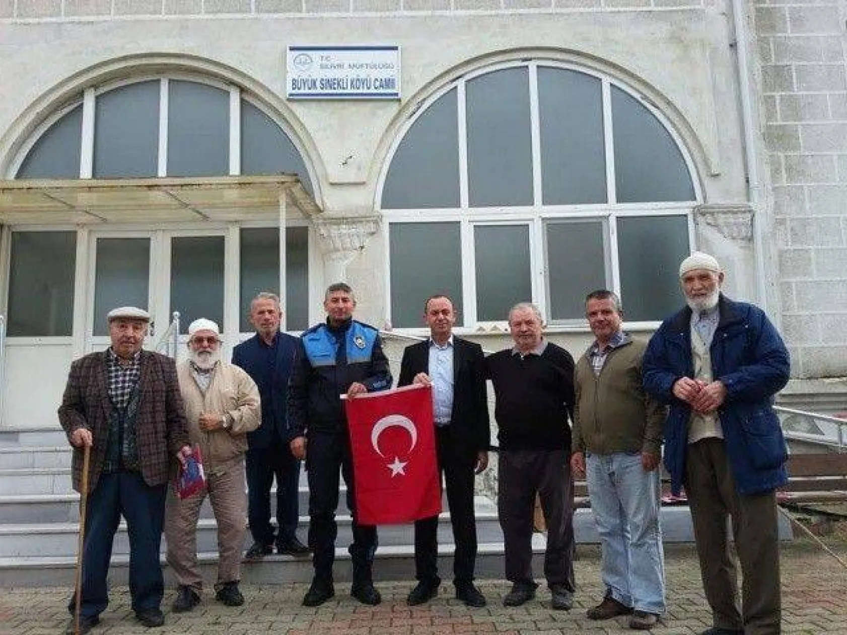 Bayram bayrakları Işıklar'dan