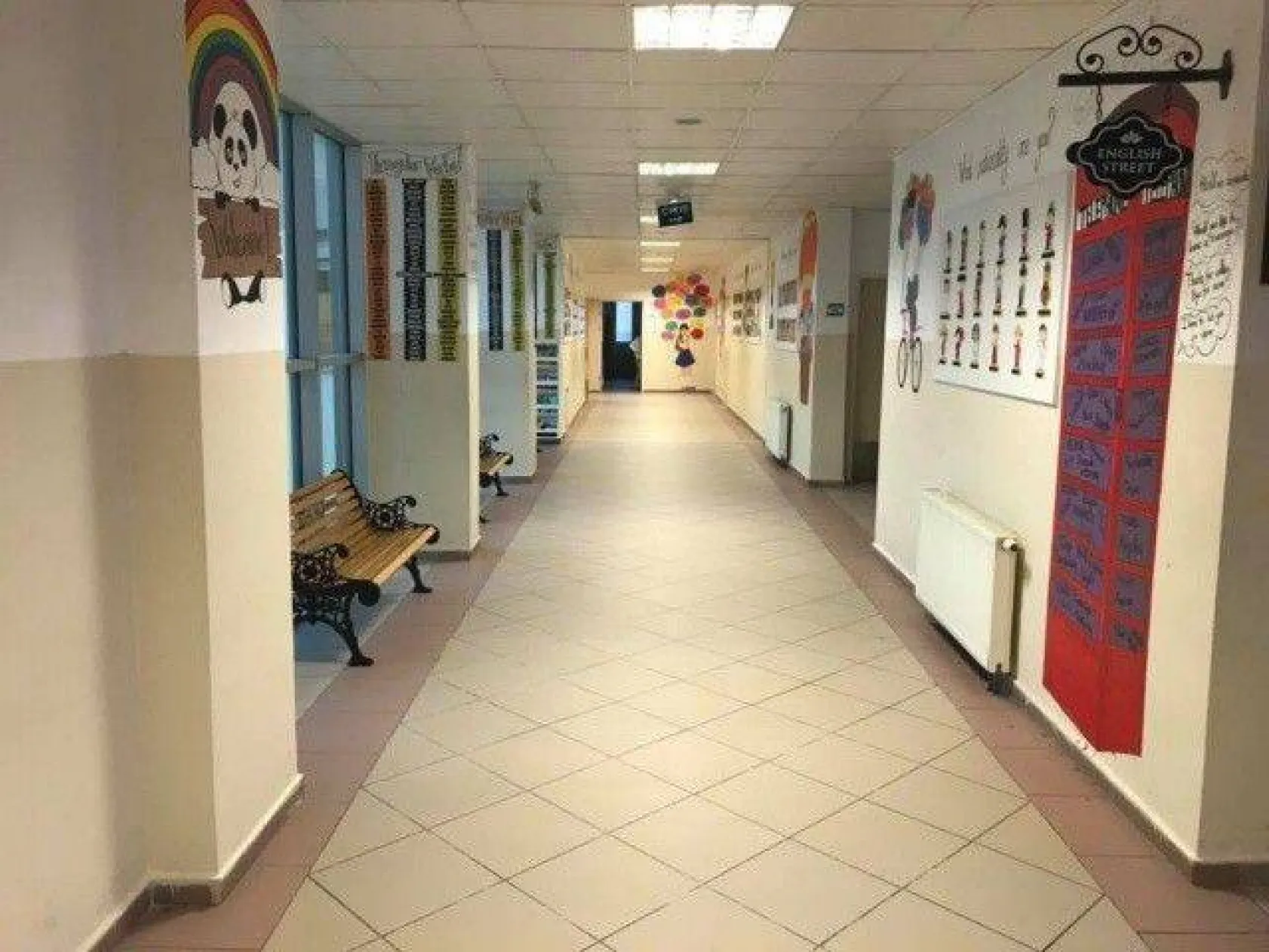 Okul içinde yabancı sokak