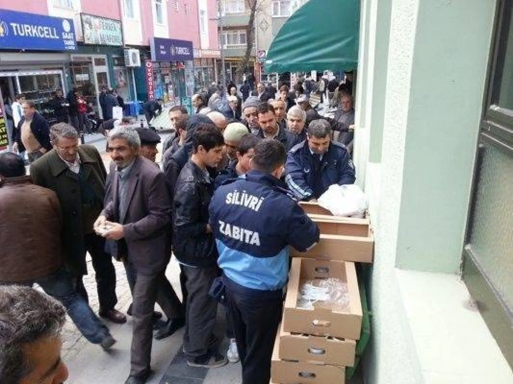 Silivri'de 15 bin Aşure dağıtıldı