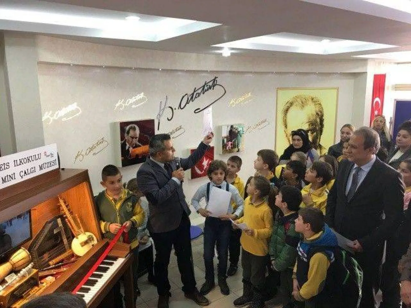 Turgut Reis İlkokulu " Mini Çalgı Müzesi " Kurdu [Foto Galeri]