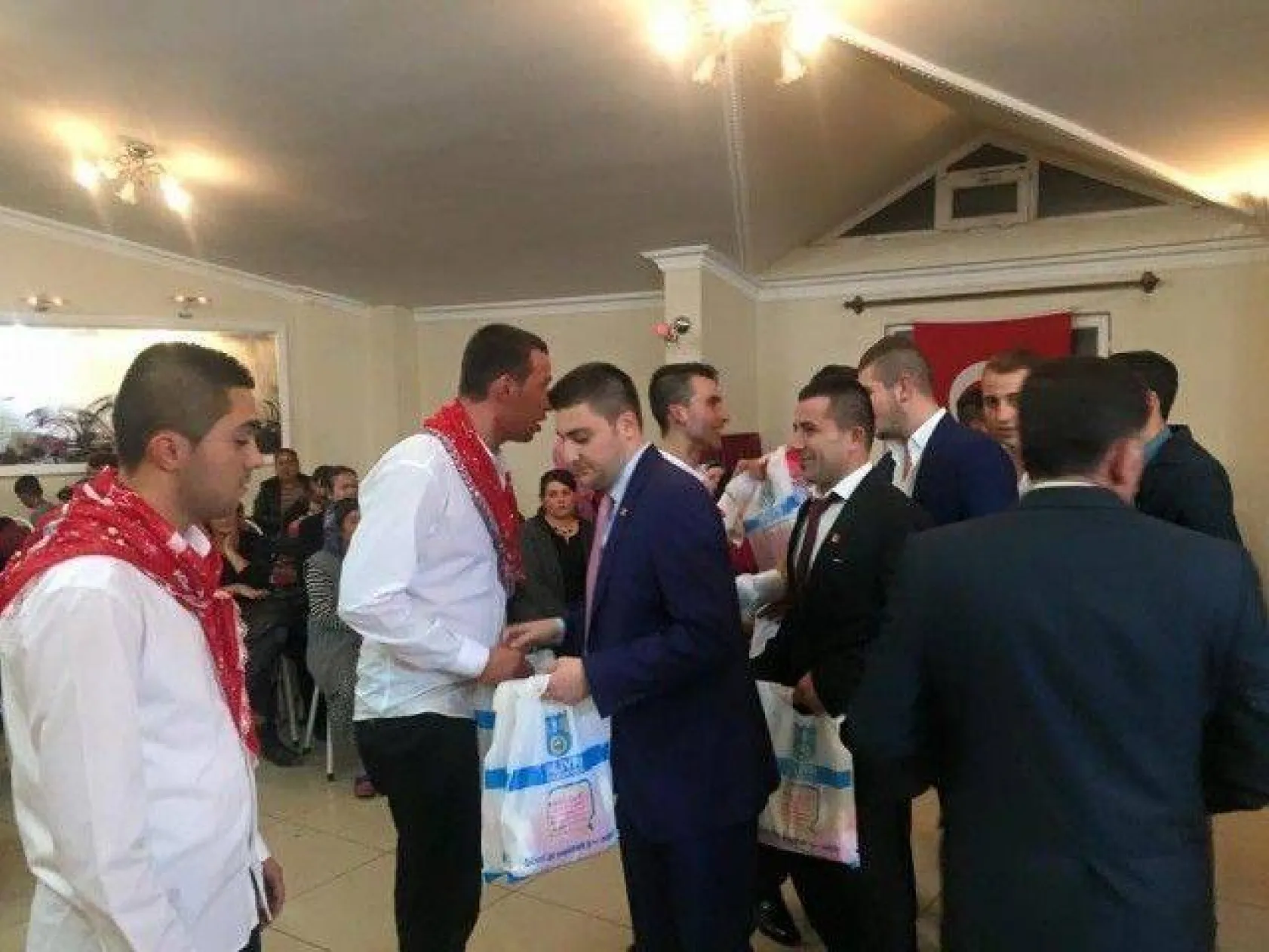 CHP'li gençler asker geceleri ziyaretlerini sürdürüyor