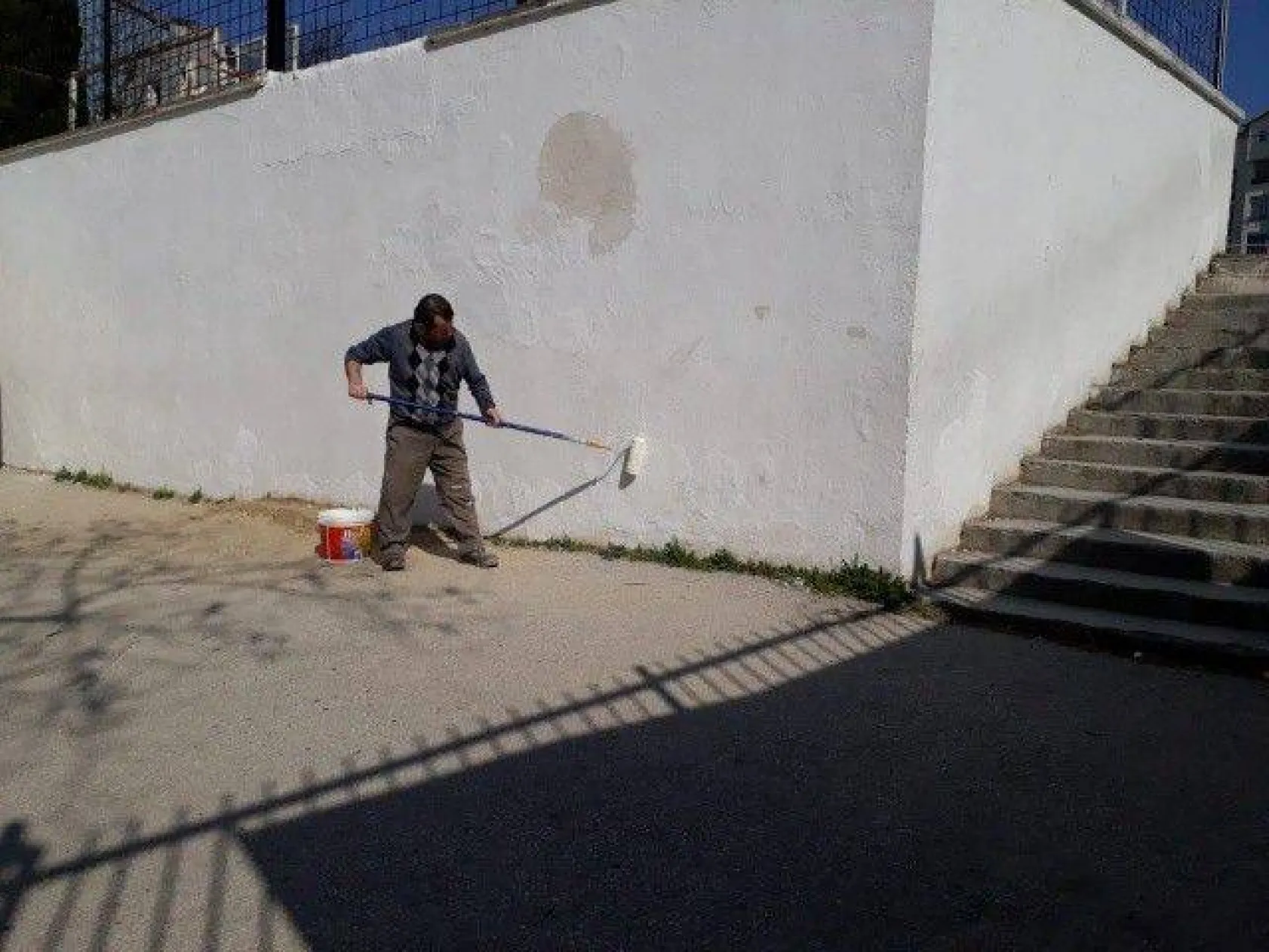 El işleriyle ağaçları giydirdiler