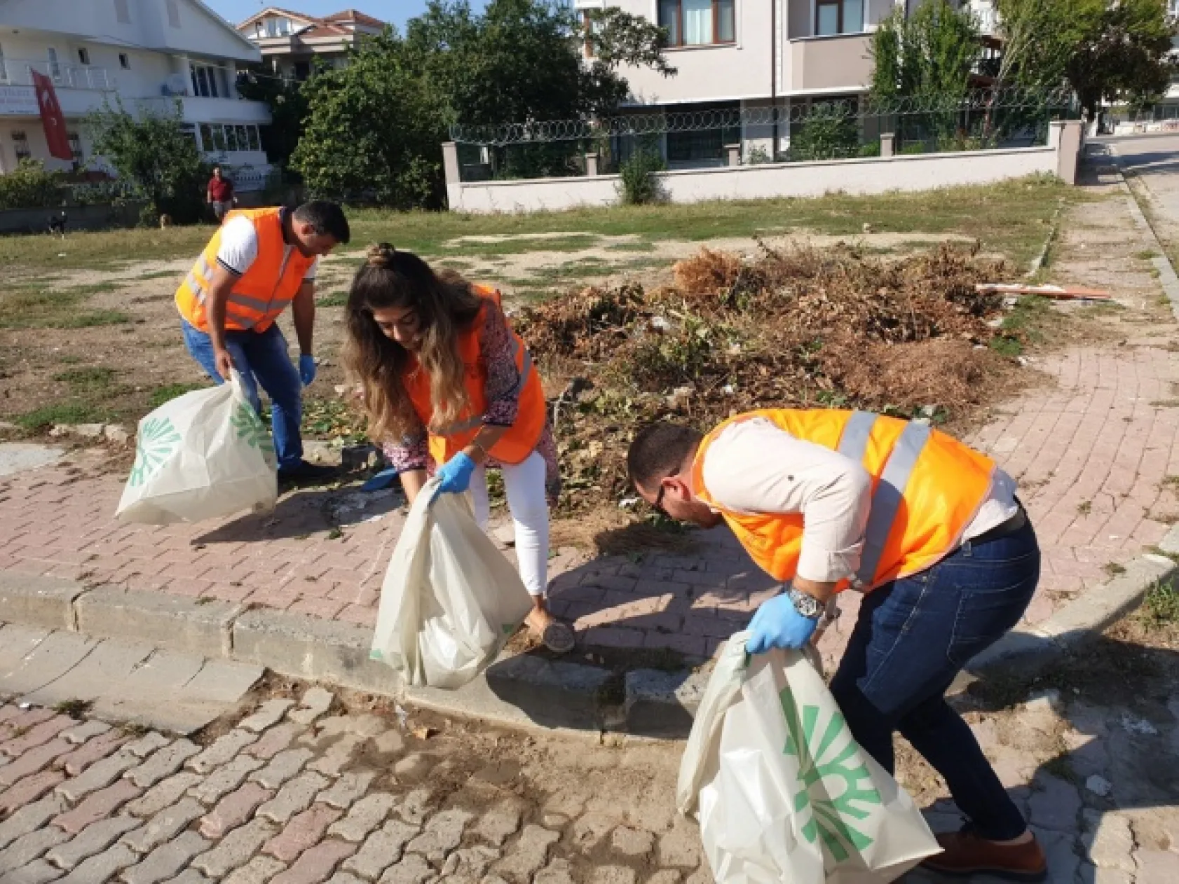 Ak Partili Gençler Çöp Topladı
