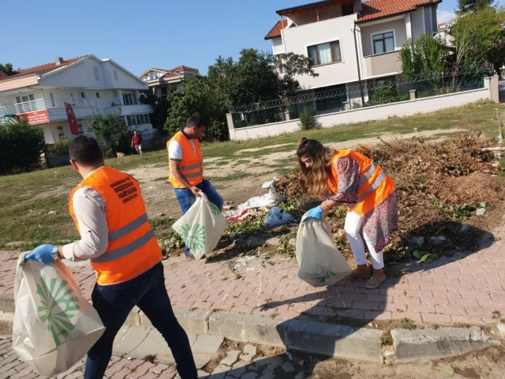 Ak Partili Gençler Çöp Topladı