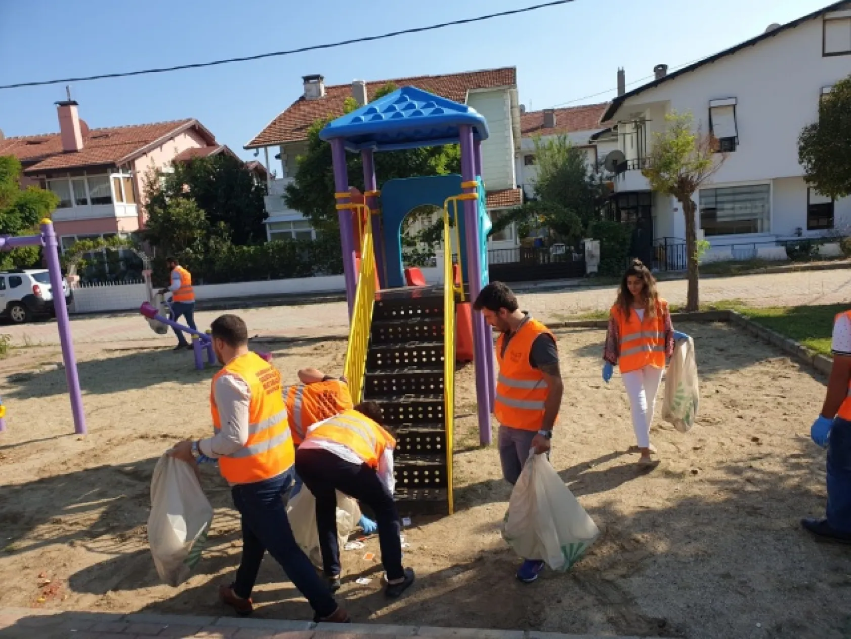 Ak Partili Gençler Çöp Topladı