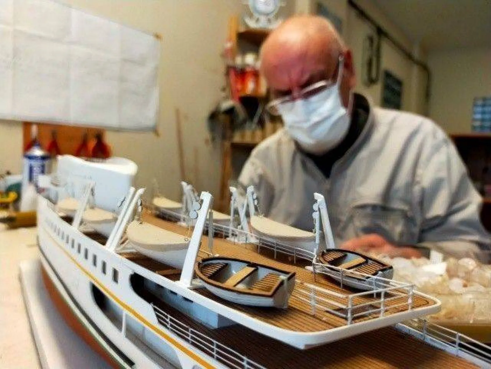 Binlerce parça kullanıp şaheser gemiler üretiyor