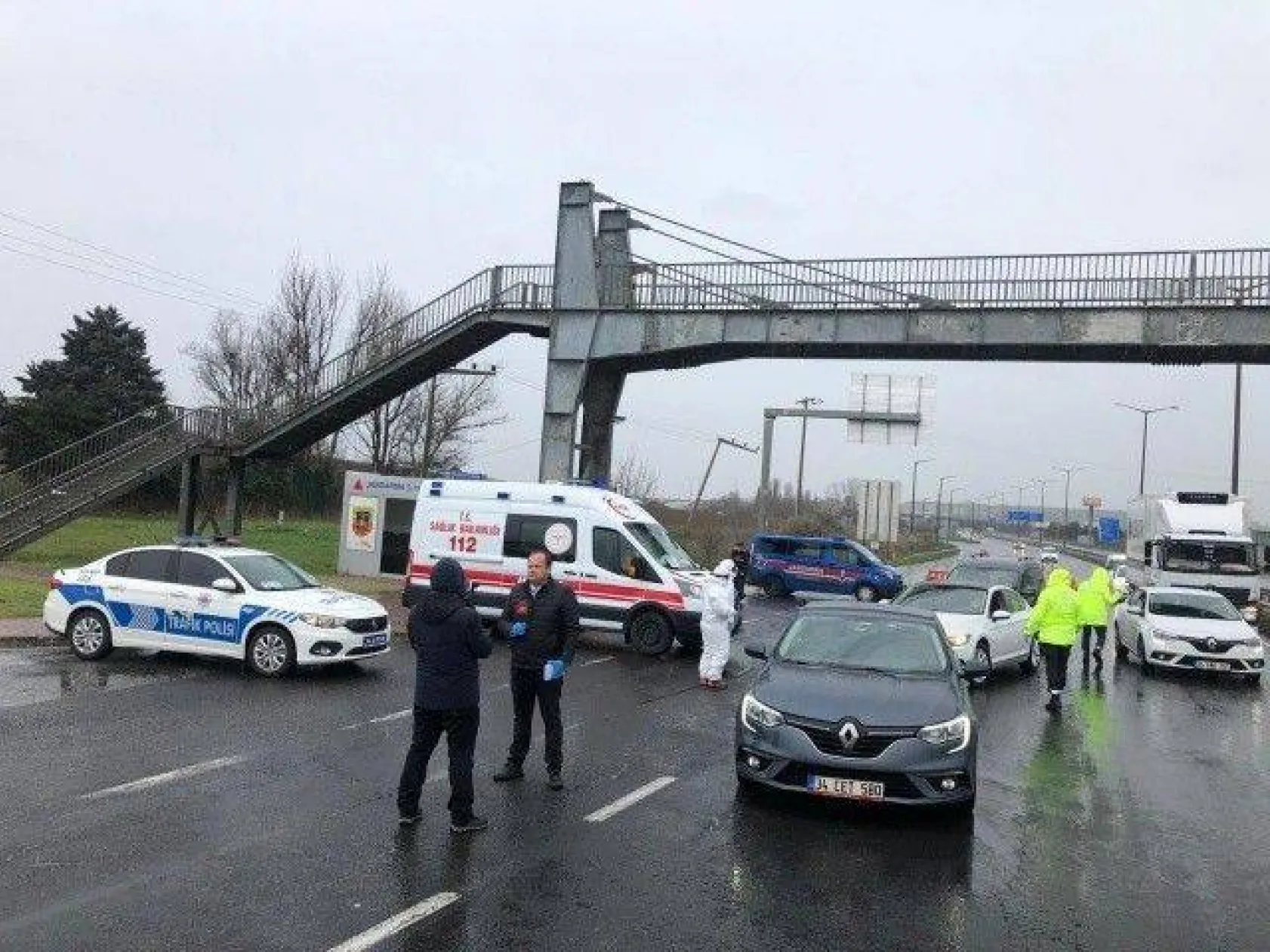 Ekipler giriş ve çıkışlarda tek tek araçları denetledi