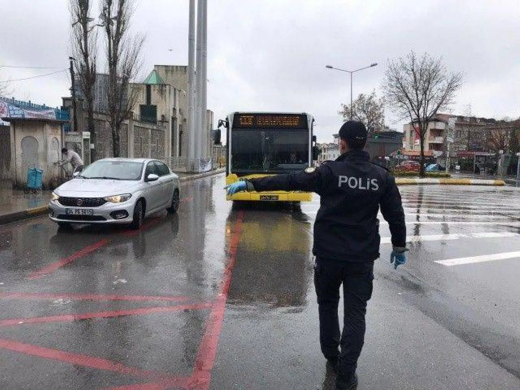 Ekipler giriş ve çıkışlarda tek tek araçları denetledi