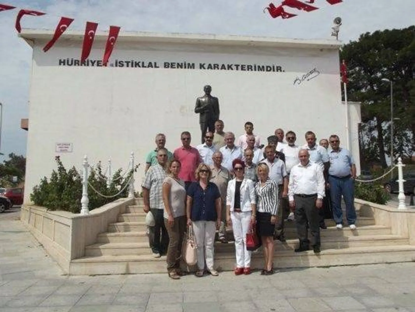 CHP'den 'alternatif' kutlama