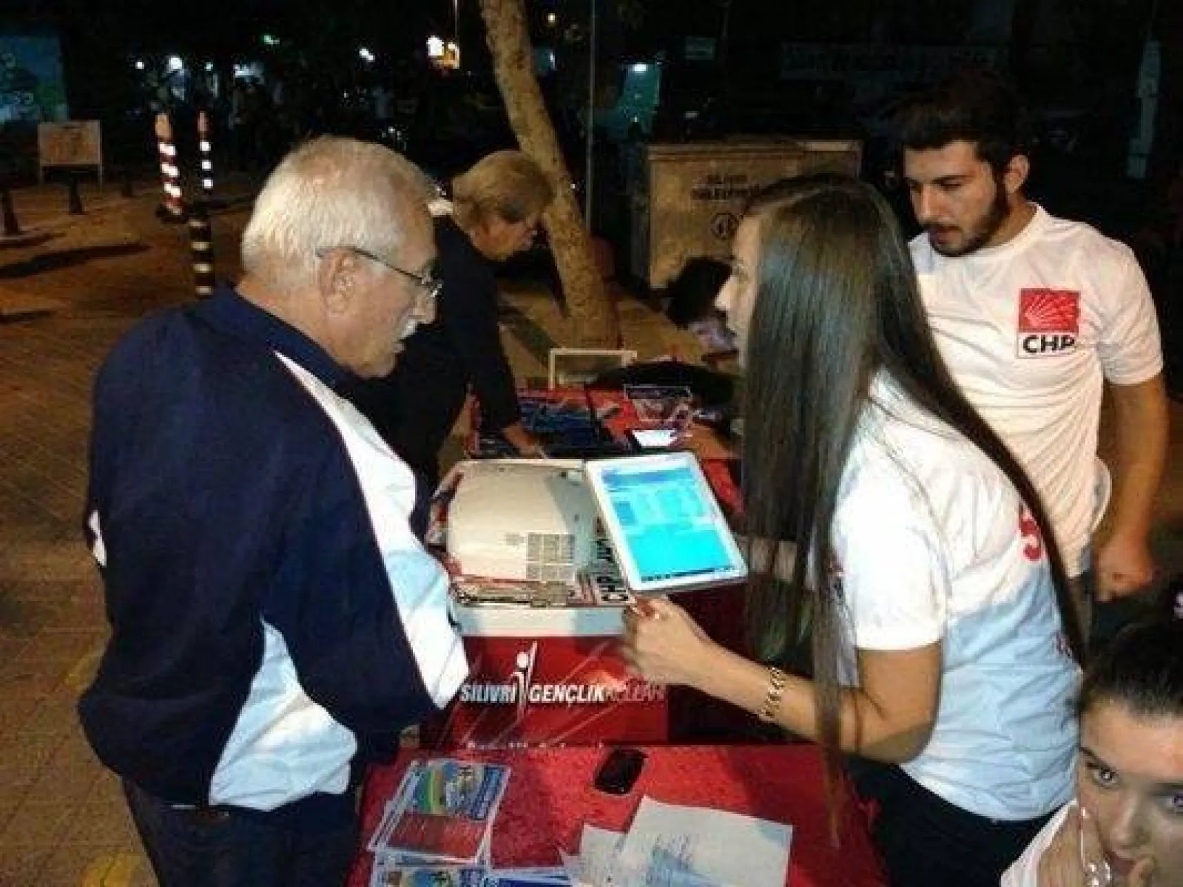 CHP'li gençler durmuyor