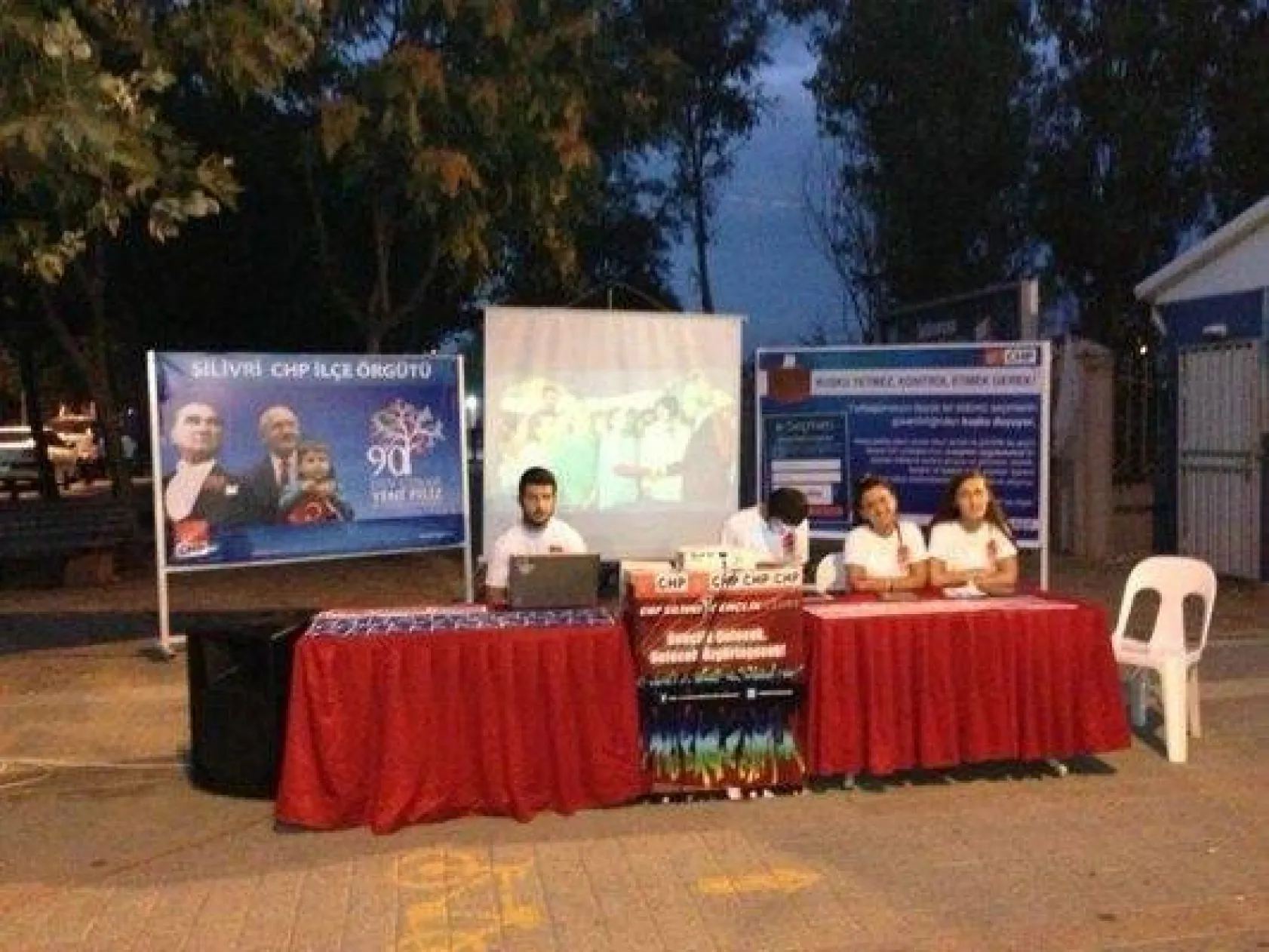 CHP'li gençler durmuyor