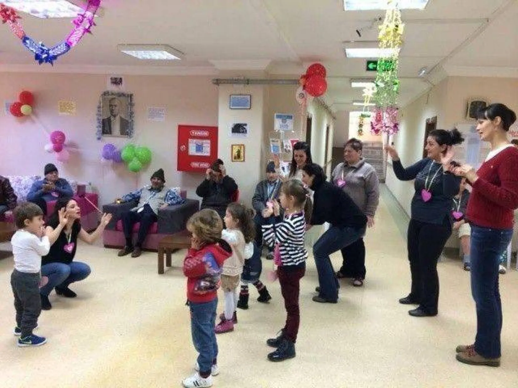 Güli Çocuk Yuvası huzurevini ziyaret etti