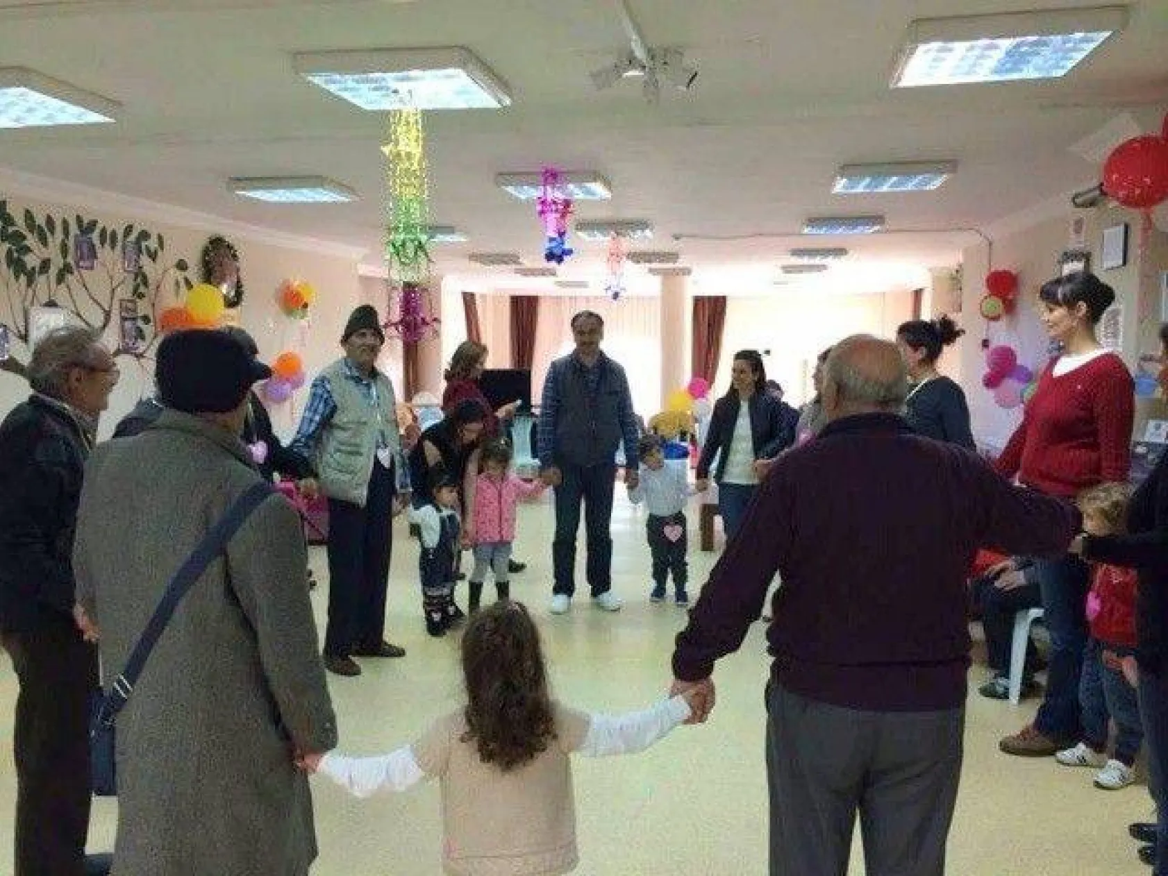 Güli Çocuk Yuvası huzurevini ziyaret etti