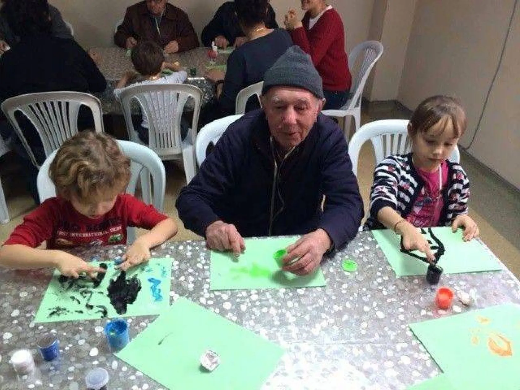 Güli Çocuk Yuvası huzurevini ziyaret etti