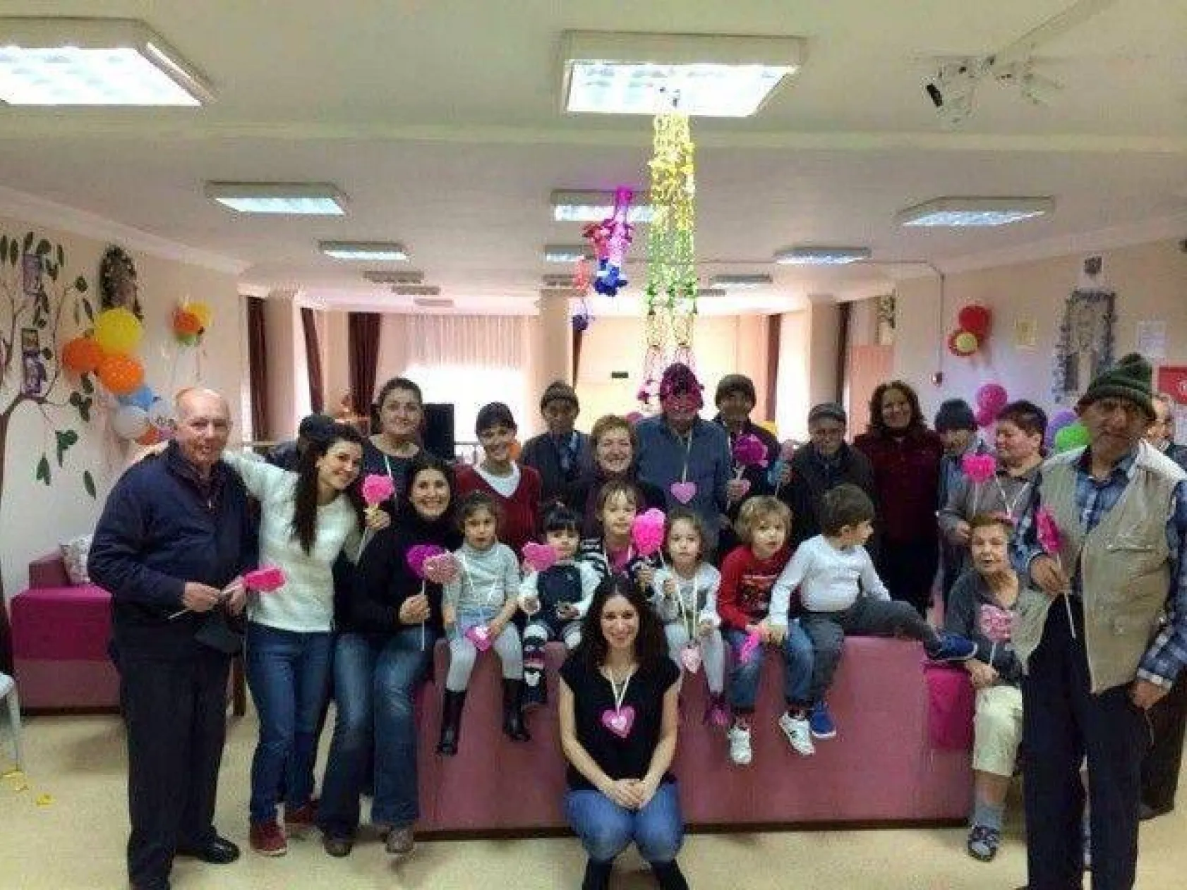 Güli Çocuk Yuvası huzurevini ziyaret etti