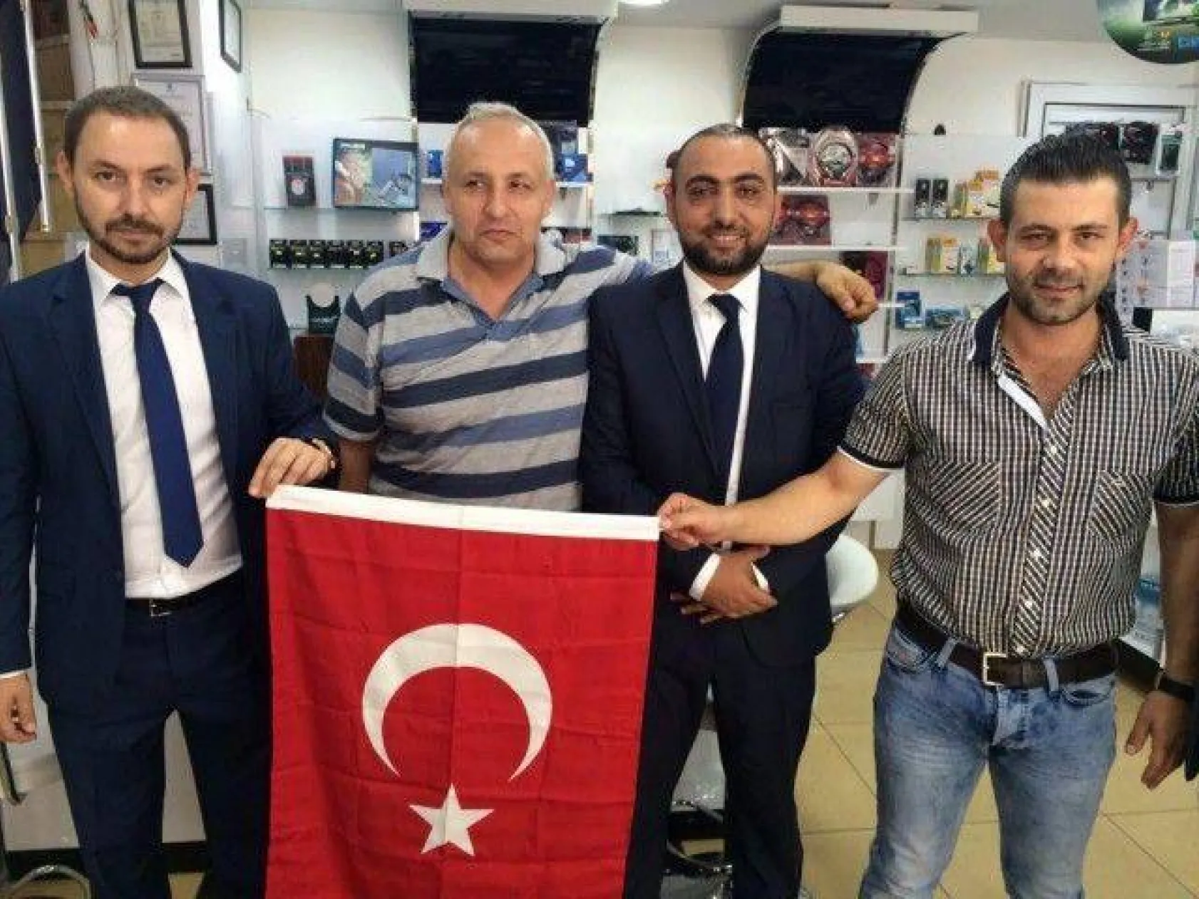 Ülkücüler her esnafa tek tek bayrak dağıttı