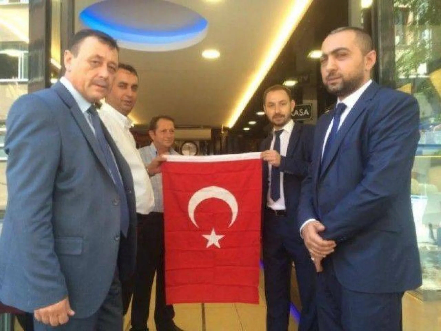 Ülkücüler her esnafa tek tek bayrak dağıttı