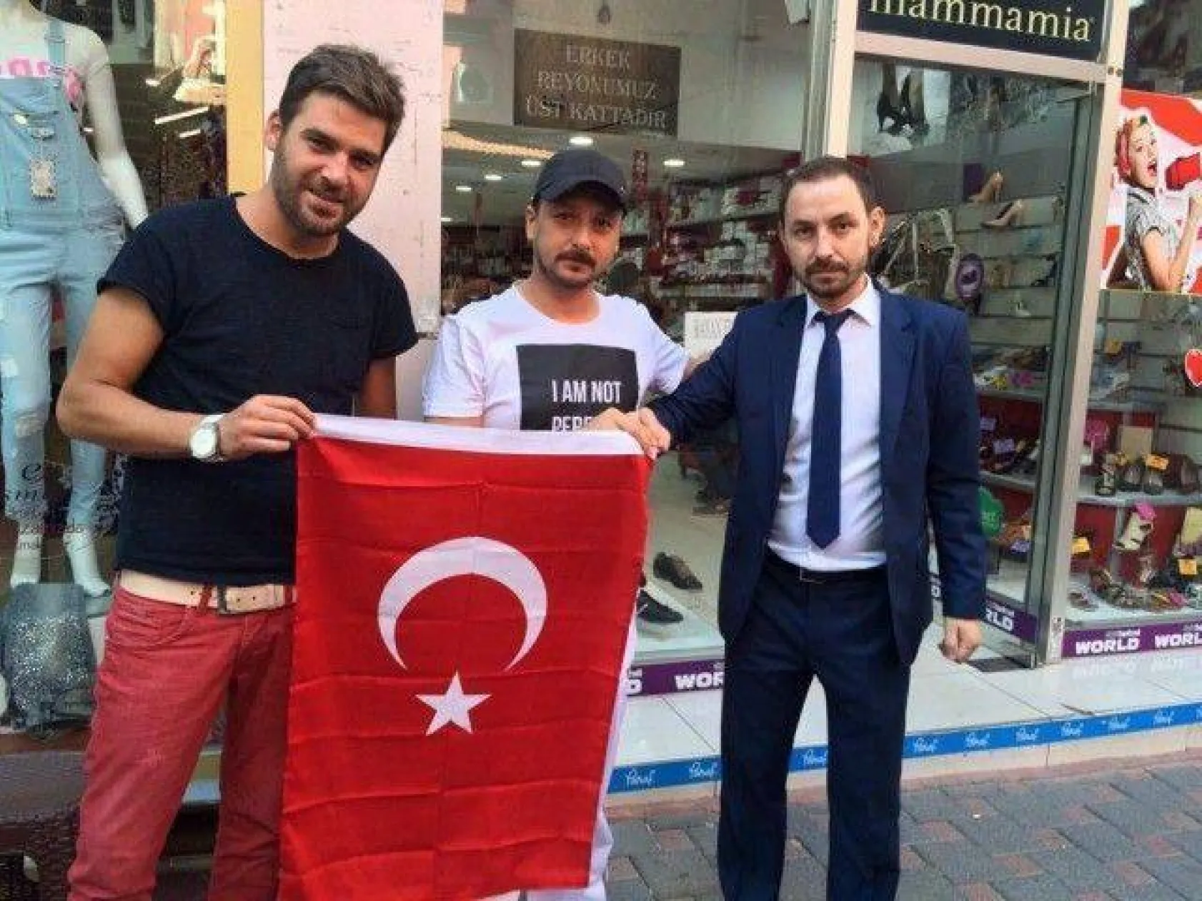 Ülkücüler her esnafa tek tek bayrak dağıttı