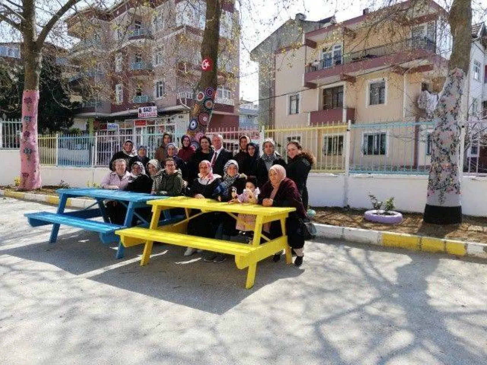 El işleriyle ağaçları giydirdiler