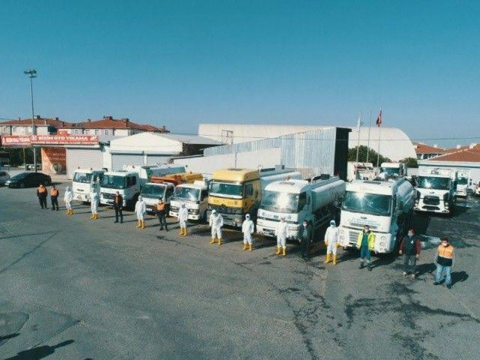 Belediye Ekipleri Caddeleri Dezenfekte Etti