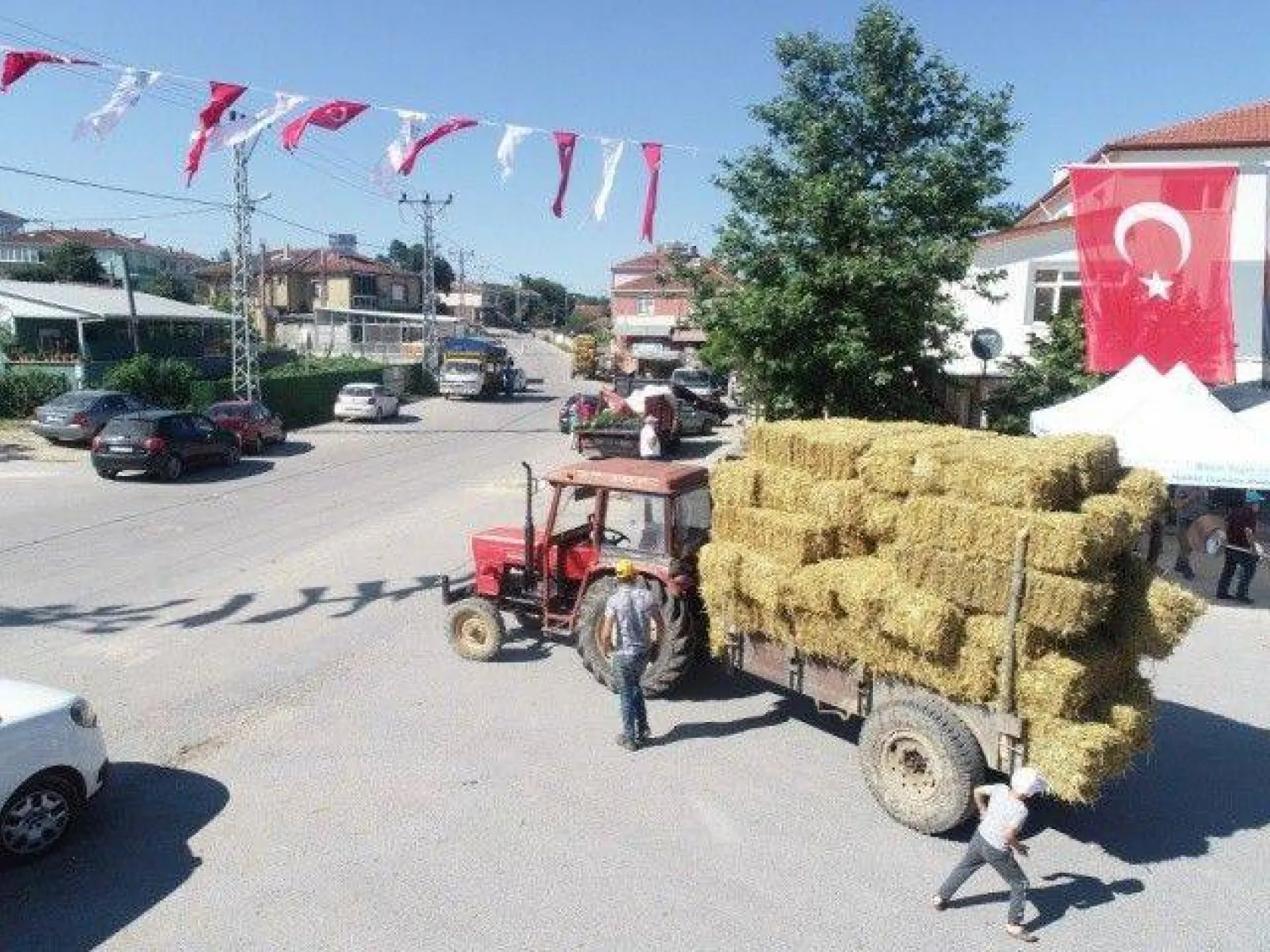 Silivri'de Coşkulu Saman Dağıtım Töreni