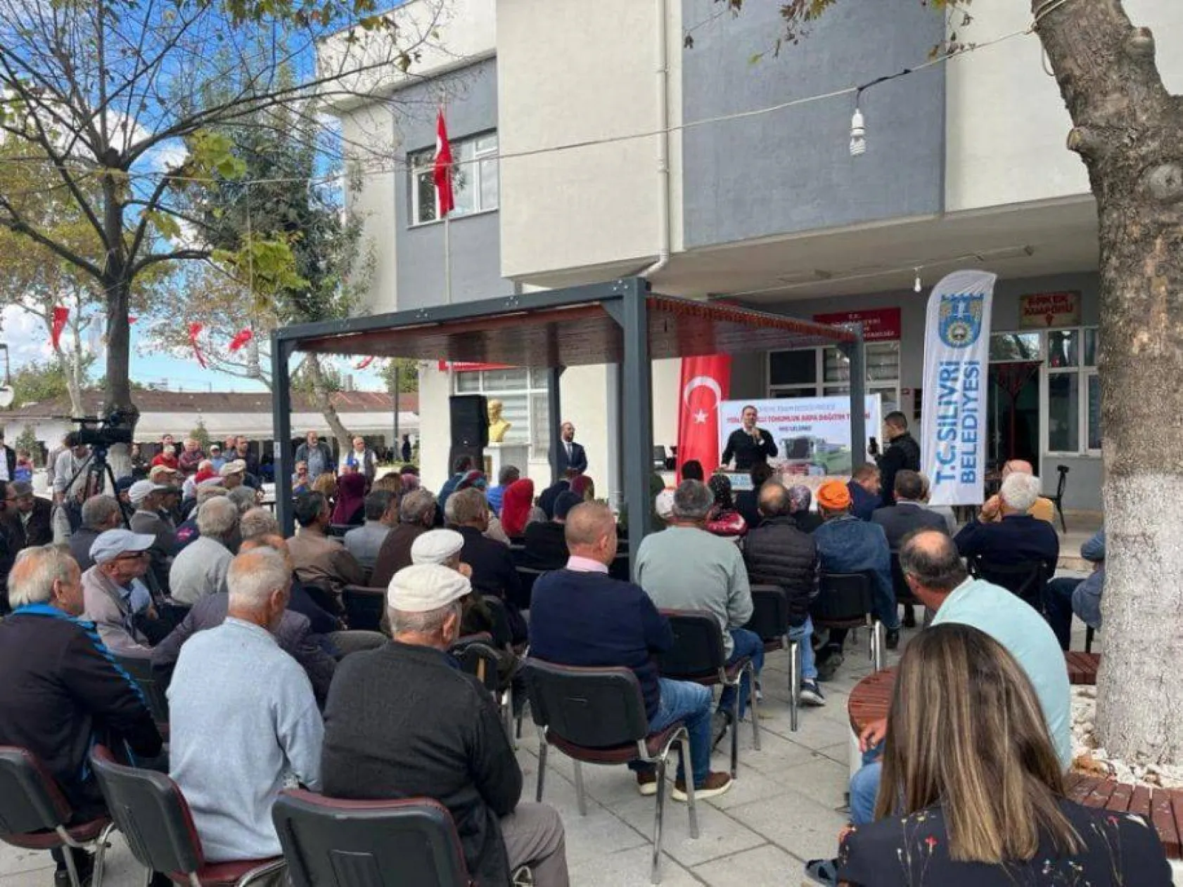 Silivri Belediyesi üreticilere can suyu olmaya devam ediyor