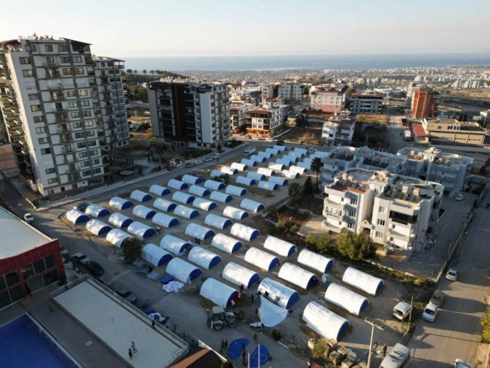 Başkan Yılmaz Hatay'da çadır köyleri ziyaret etti