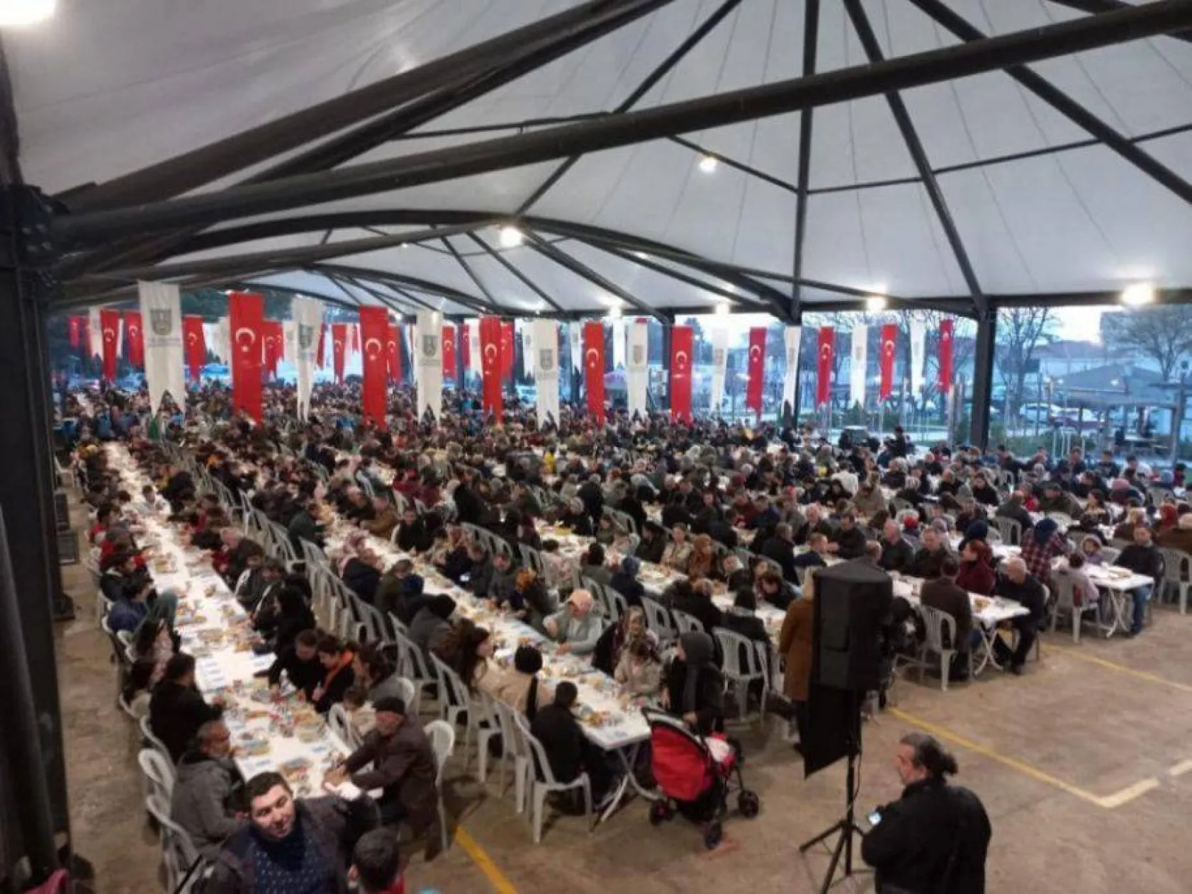 Gönül sofralarında oruçlar hep birlikte açılıyor