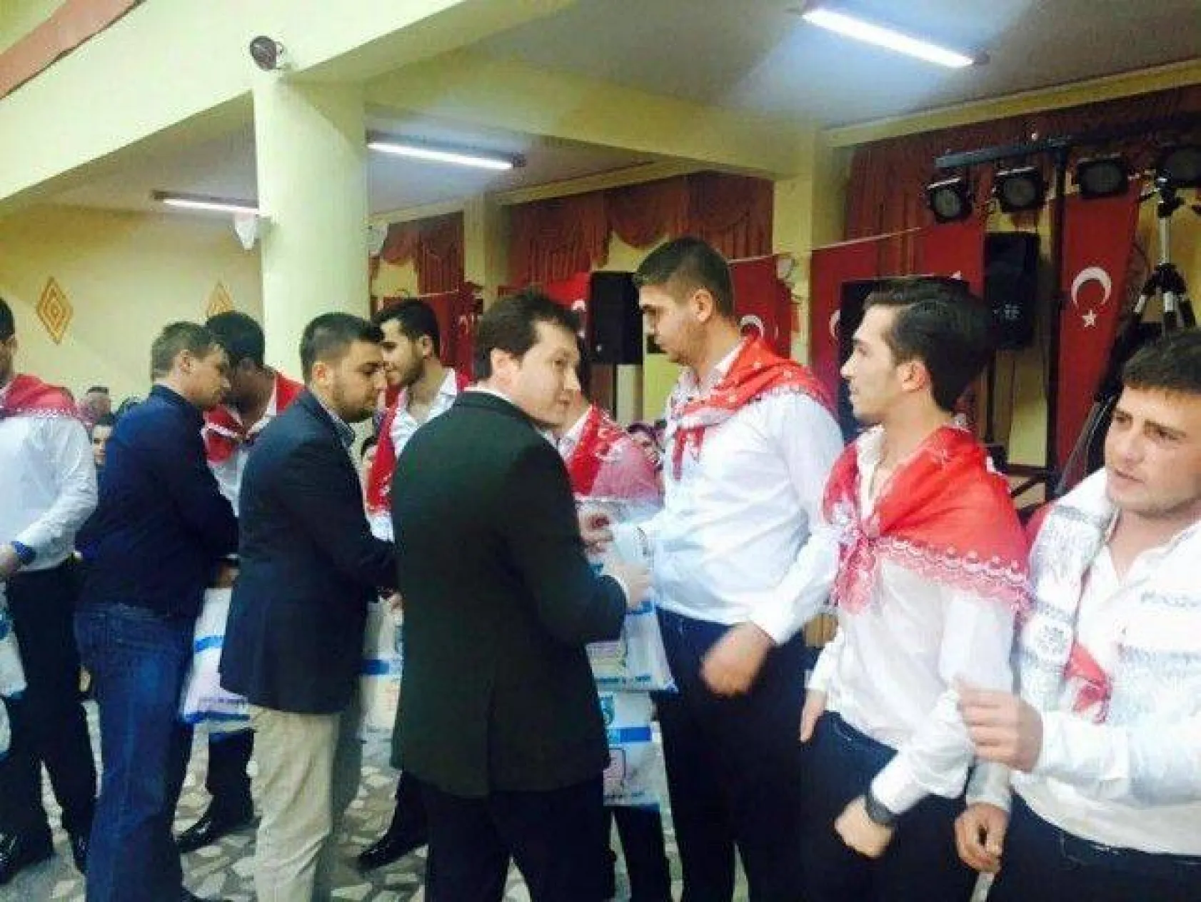 CHP'li gençler asker geceleri ziyaretlerini sürdürüyor