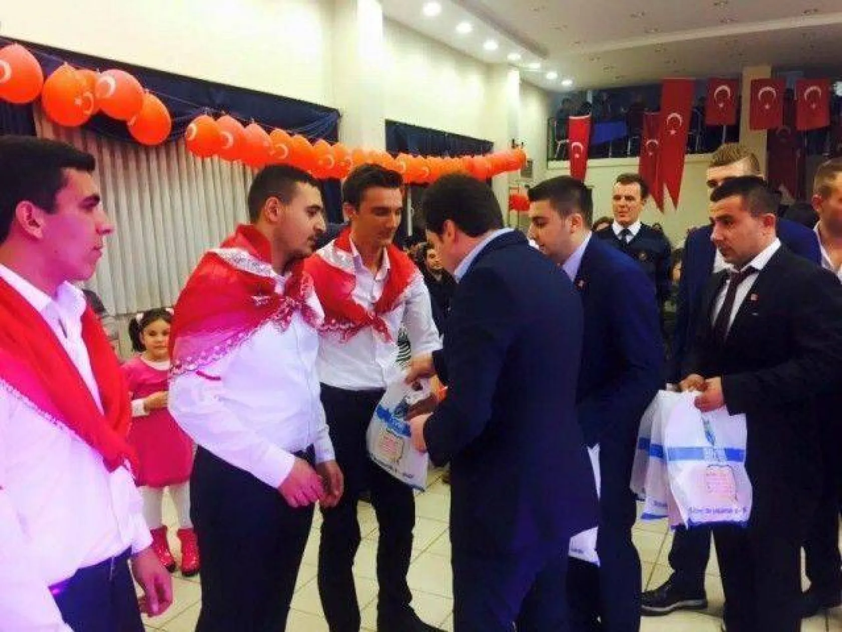 CHP'li gençler asker geceleri ziyaretlerini sürdürüyor