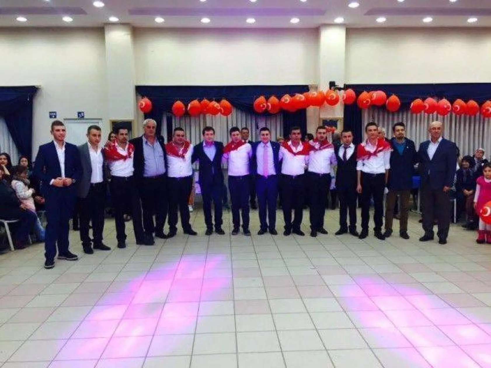 CHP'li gençler asker geceleri ziyaretlerini sürdürüyor