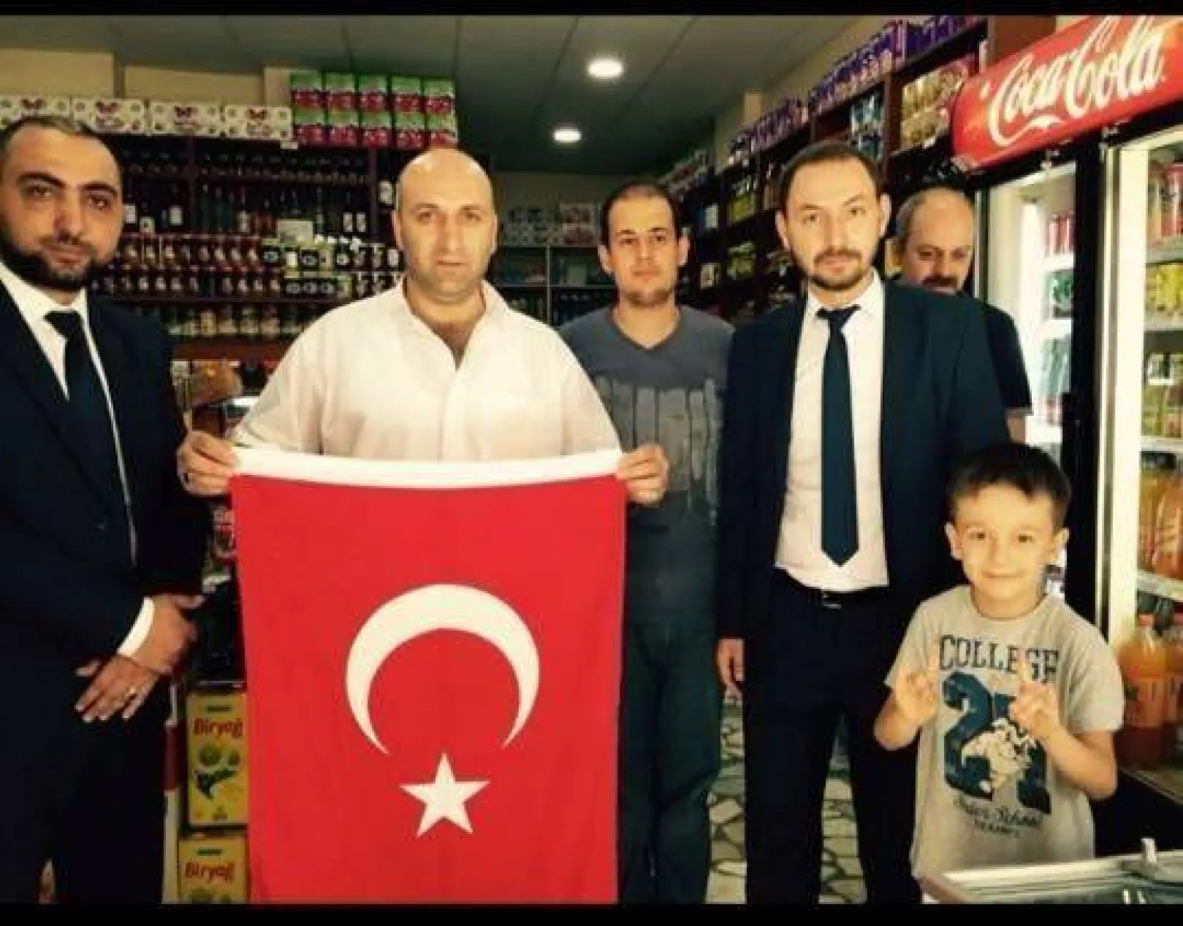 Ülkücüler her esnafa tek tek bayrak dağıttı