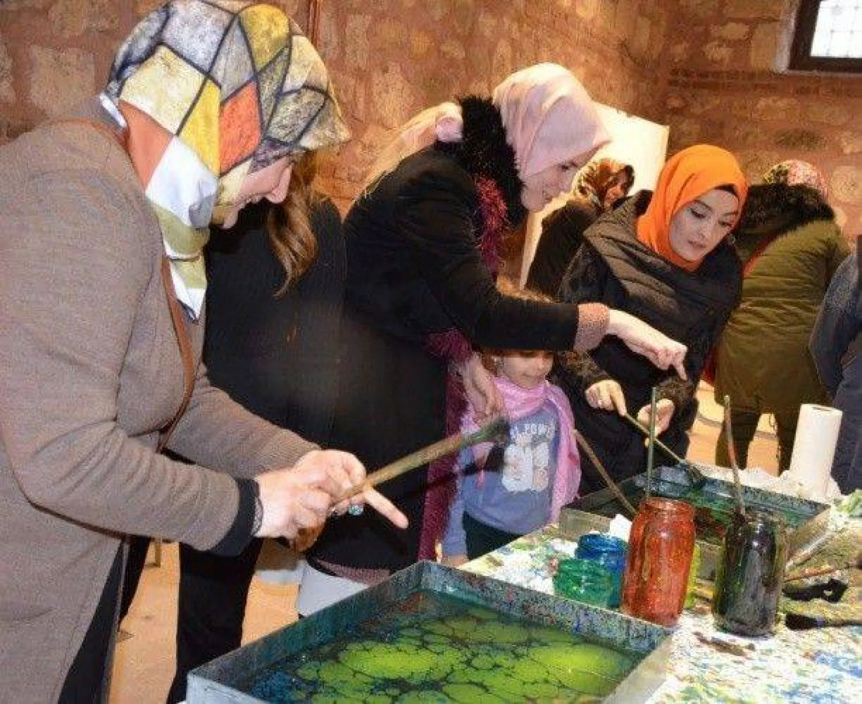 Minik Kursiyerler Ebru Sanatı ile Tanıştı