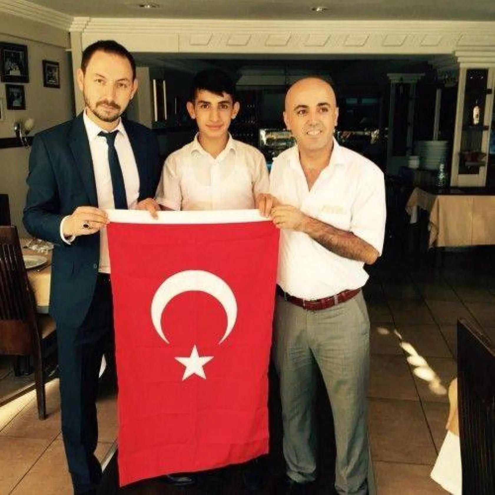 Ülkücüler her esnafa tek tek bayrak dağıttı