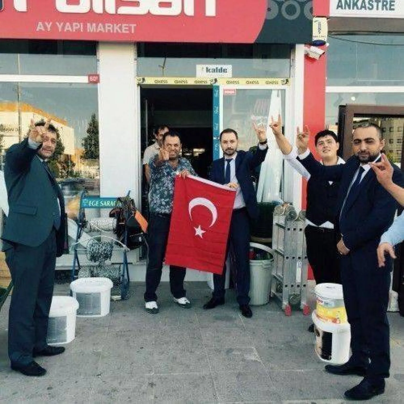 Ülkücüler her esnafa tek tek bayrak dağıttı