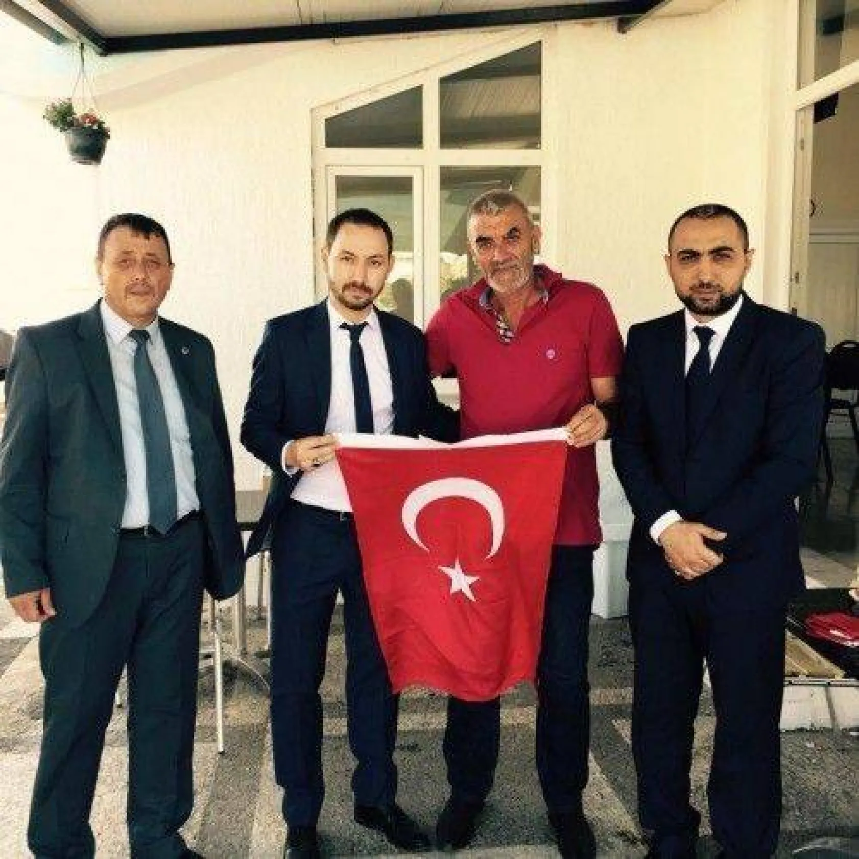 Ülkücüler her esnafa tek tek bayrak dağıttı