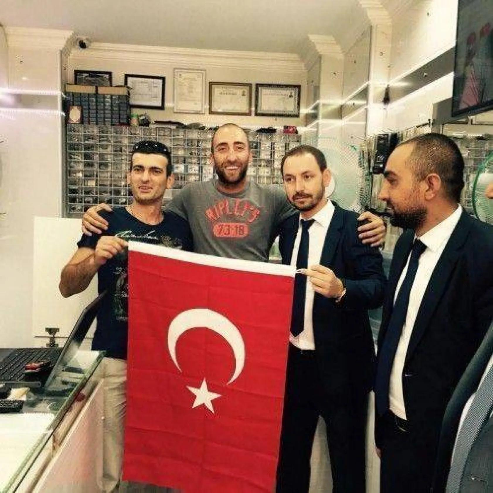 Ülkücüler her esnafa tek tek bayrak dağıttı