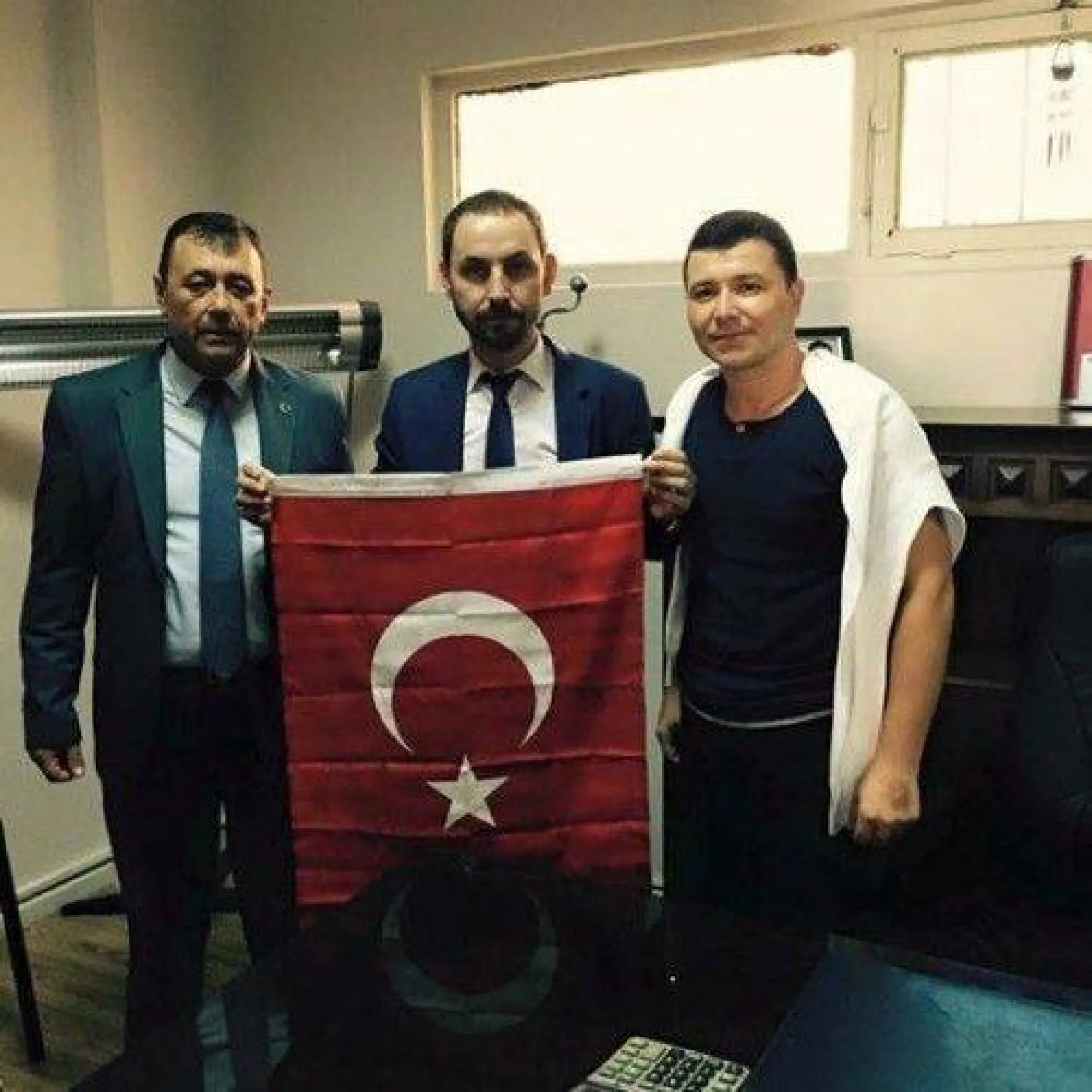 Ülkücüler her esnafa tek tek bayrak dağıttı