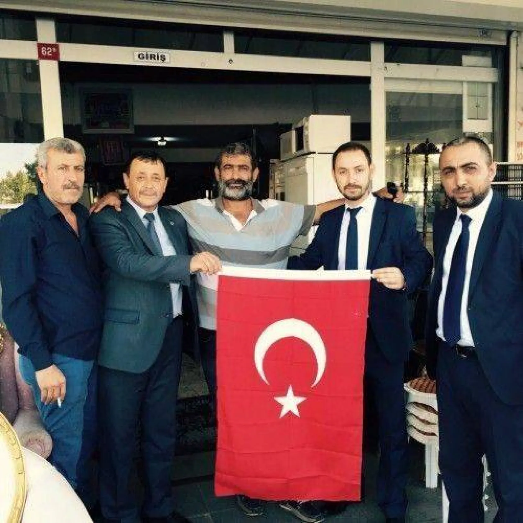 Ülkücüler her esnafa tek tek bayrak dağıttı