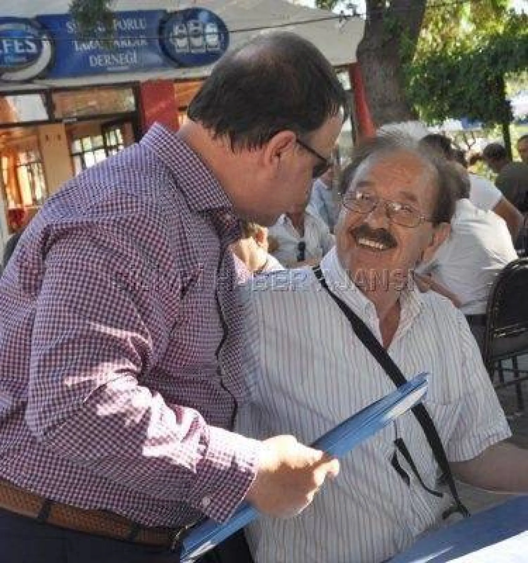 Işıklar'dan Babalara Kravat Hediyesi