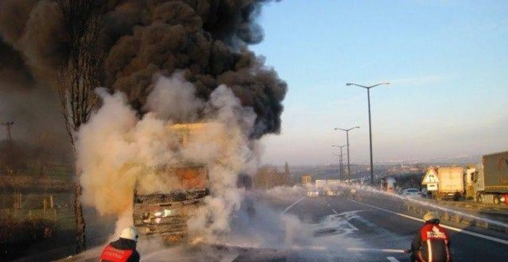 Seyir halindeki TIR alev topuna döndü