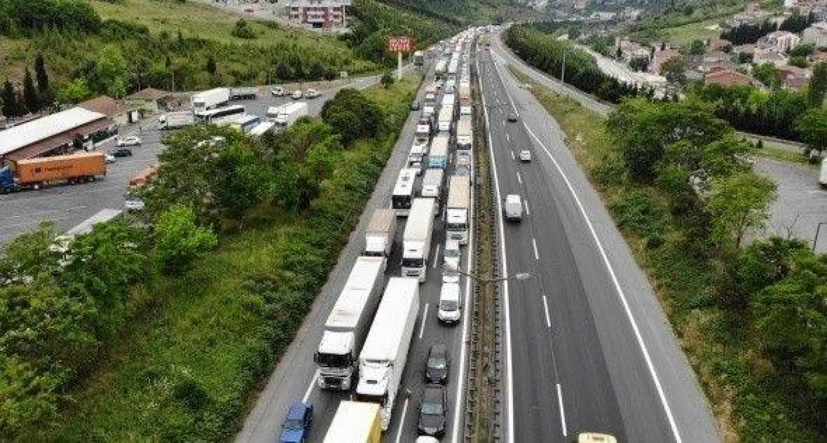 65 yaş üstü memleketlerine doğru yola çıkınca Kocaeli TEM kilitlendi