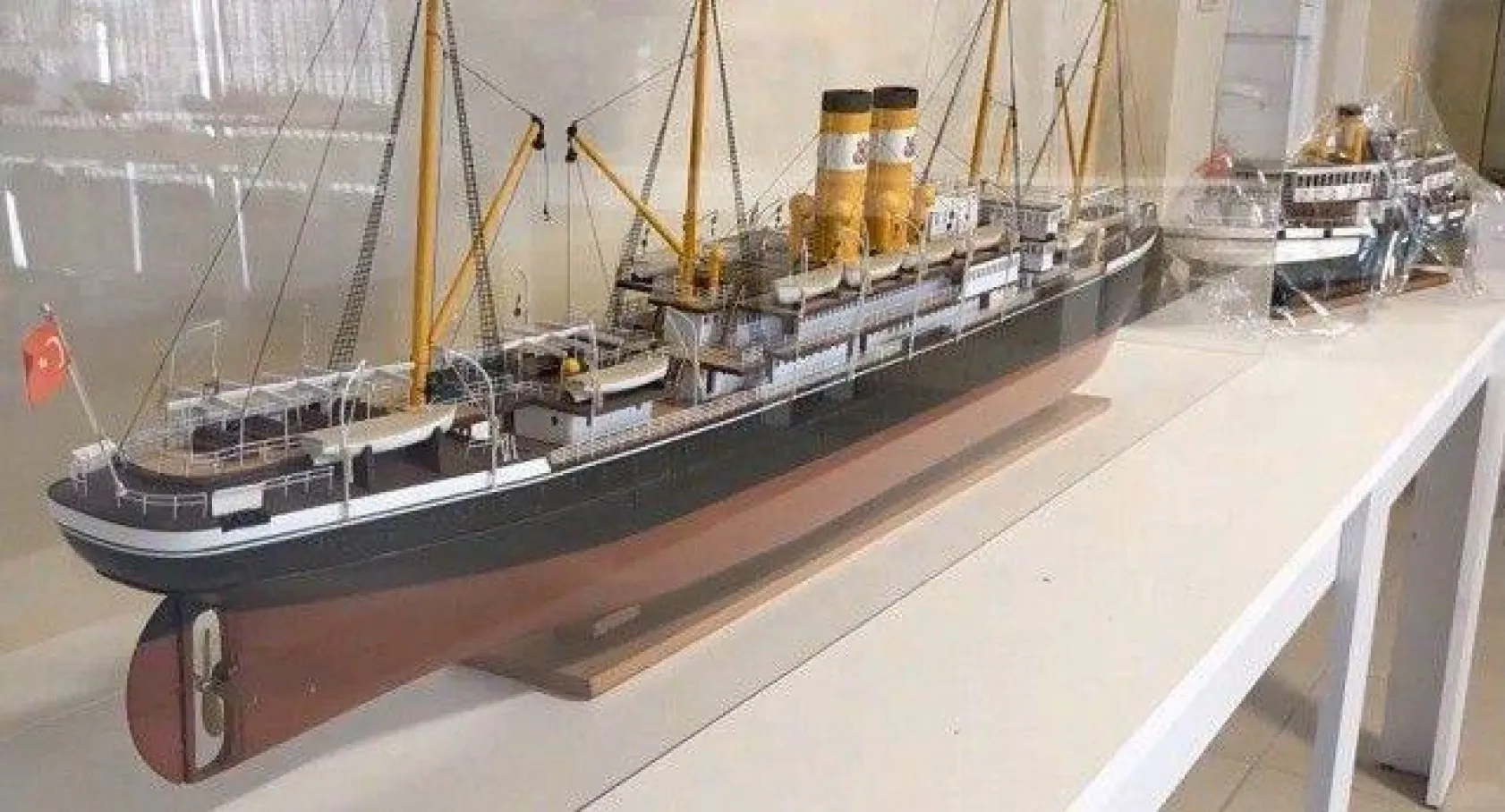 Binlerce parça kullanıp şaheser gemiler üretiyor