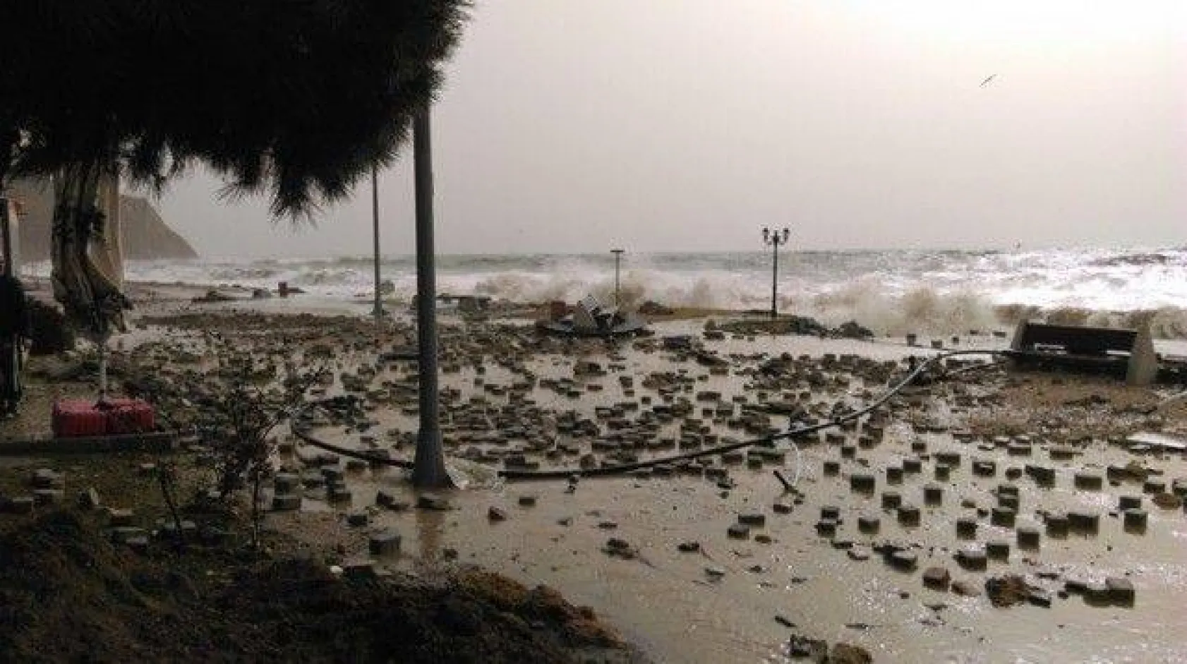 Şiddetli Lodos Silivri'yi yıktı